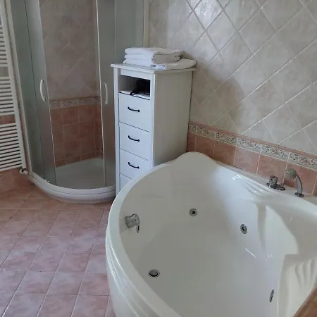 Ca' Isotta ファームステイ Castello di Serravalle