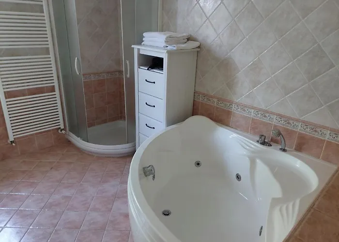 Ca' Isotta Çiftlik konaklama Castello di Serravalle